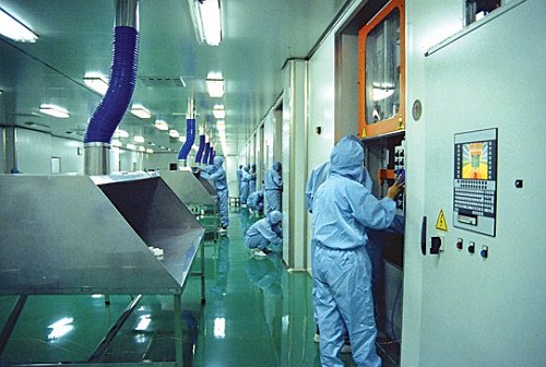 药玻公司年产42亿只的丁基胶车间生产场景